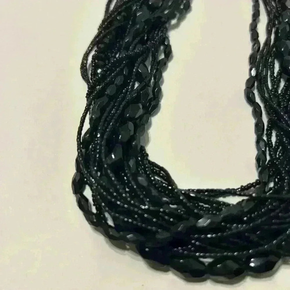 Statement Piece Multi-layered beaded chocked necklace - Picture 5 of 7